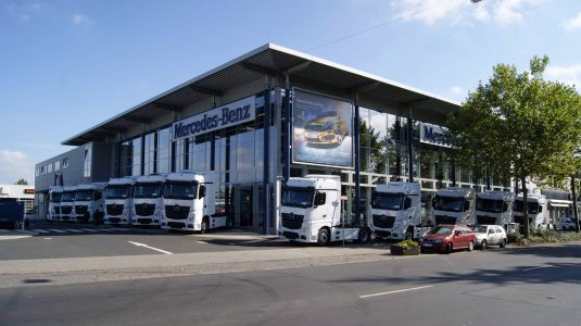 22 “Mercedes-Benz Actros” in Euro VI für die “Herbst Frischelogistik” vor der Fuldaer Mercedes-Benz_Niederlassung. Foto: Mercedes